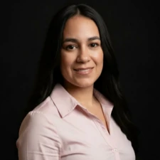 Retrato de Érica, Designer Sênior e Estrategista de Marketing da Agência Arkhos, especialista em posicionamento de marcas e design orientado por dados.