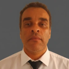 "Retrato de Marcio Lisboa, designer especialista em branding e criativos estratégicos da Agência Arkhos, focado em logotipos de alto impacto e copywriting."